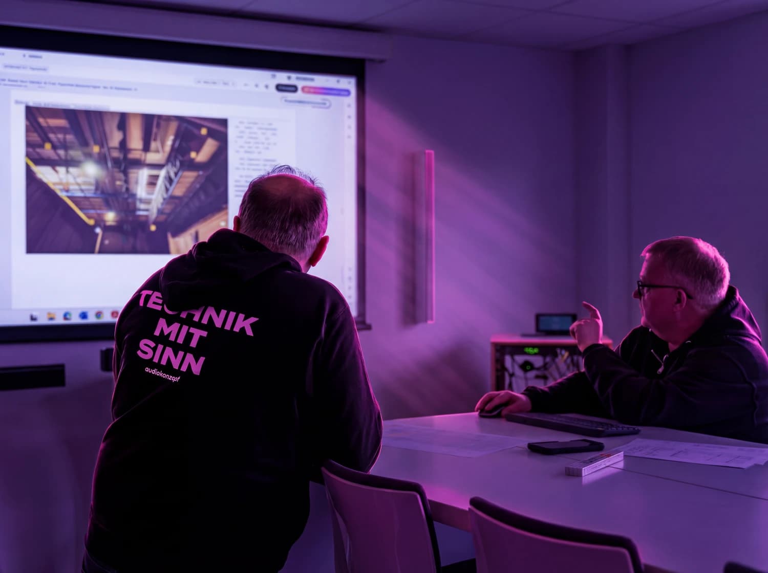 audiokonzept Team bei der Projektplanung von Veranstaltungs- und Medientechnik