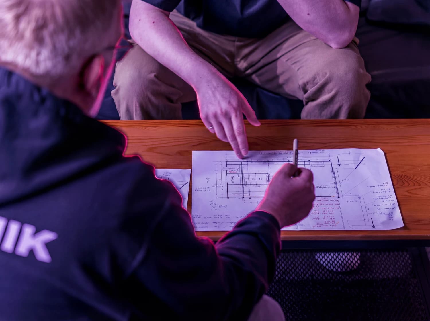 audiokonzept Team bei der Projektplanung am Bauplan – Veranstaltungstechnik und Festinstallationen