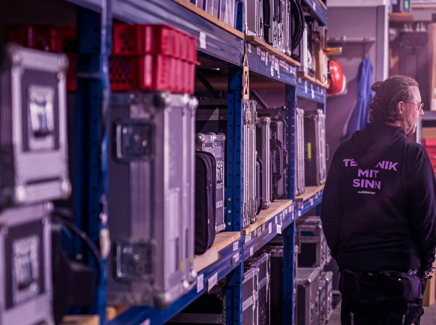 Lager mit Medientechnik-Cases und Equipment – audiokonzept