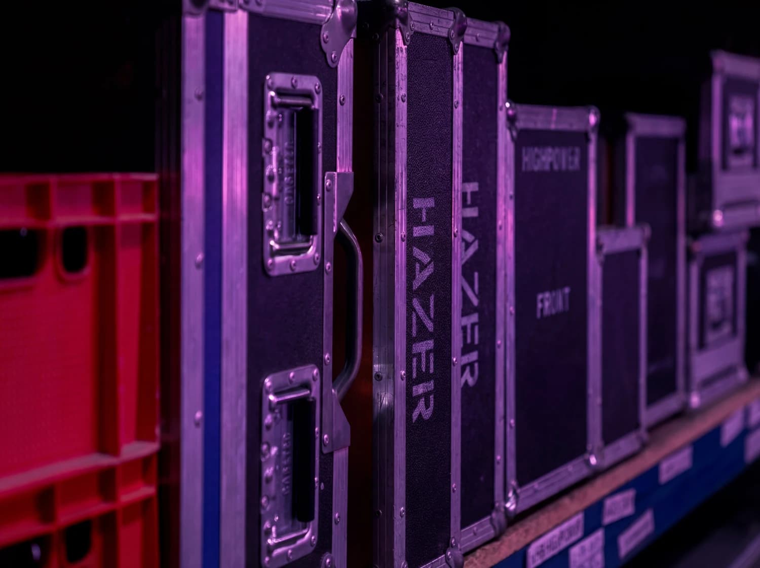 Veranstaltungstechnik: Flightcases mit Bühnen- und Lichttechnik – audiokonzept