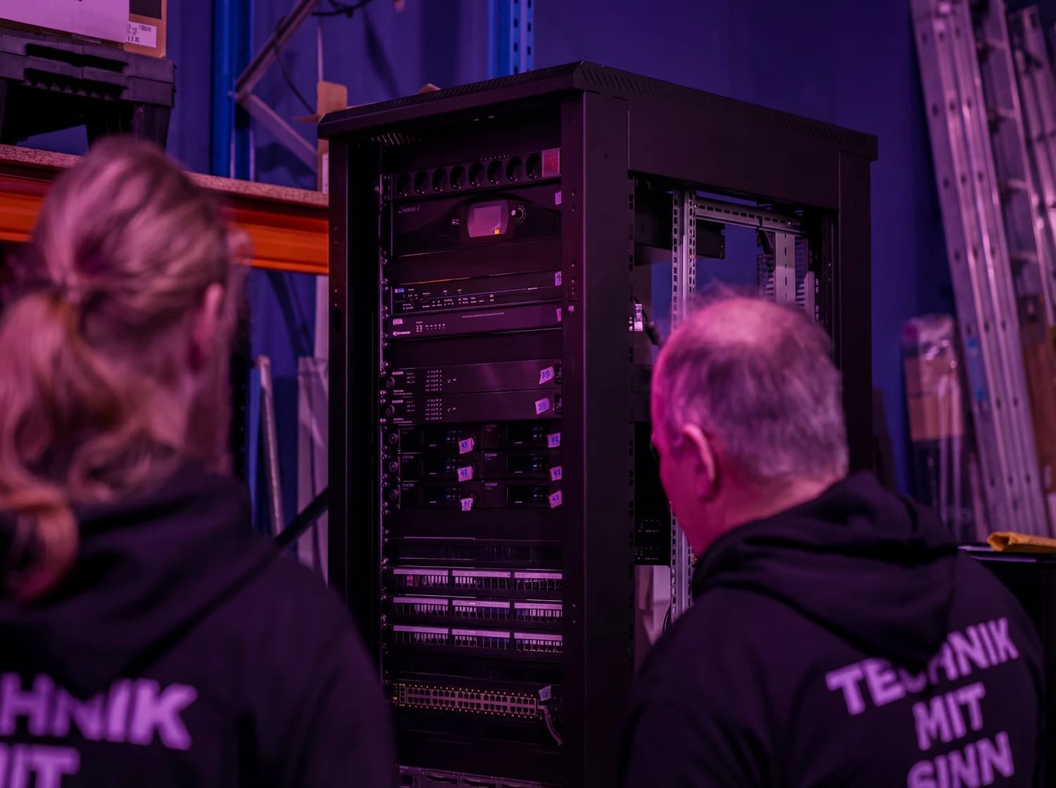 Festinstallation: Audio-Rack mit Verstärkern und Medientechnik – audiokonzept