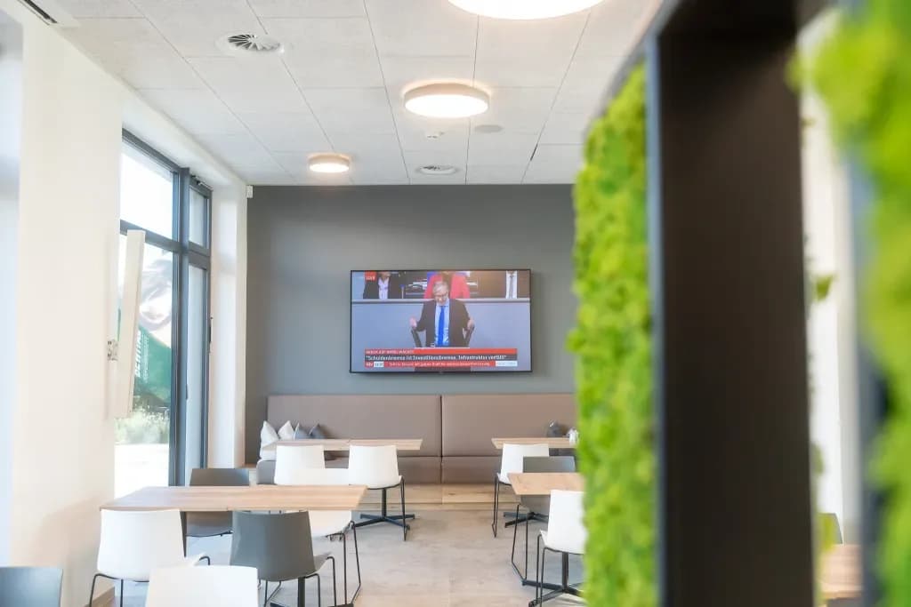 Konferenzraum mit Medientechnik und Bepflanzung bei Bewital