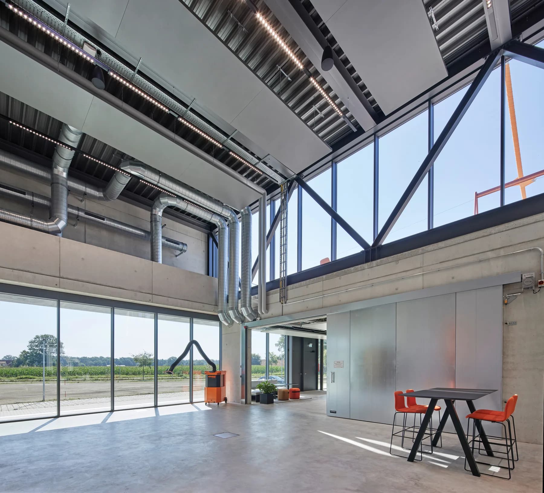 Schulungsraum mit LED-Wand und Medientechnik bei KEMPER Vreden