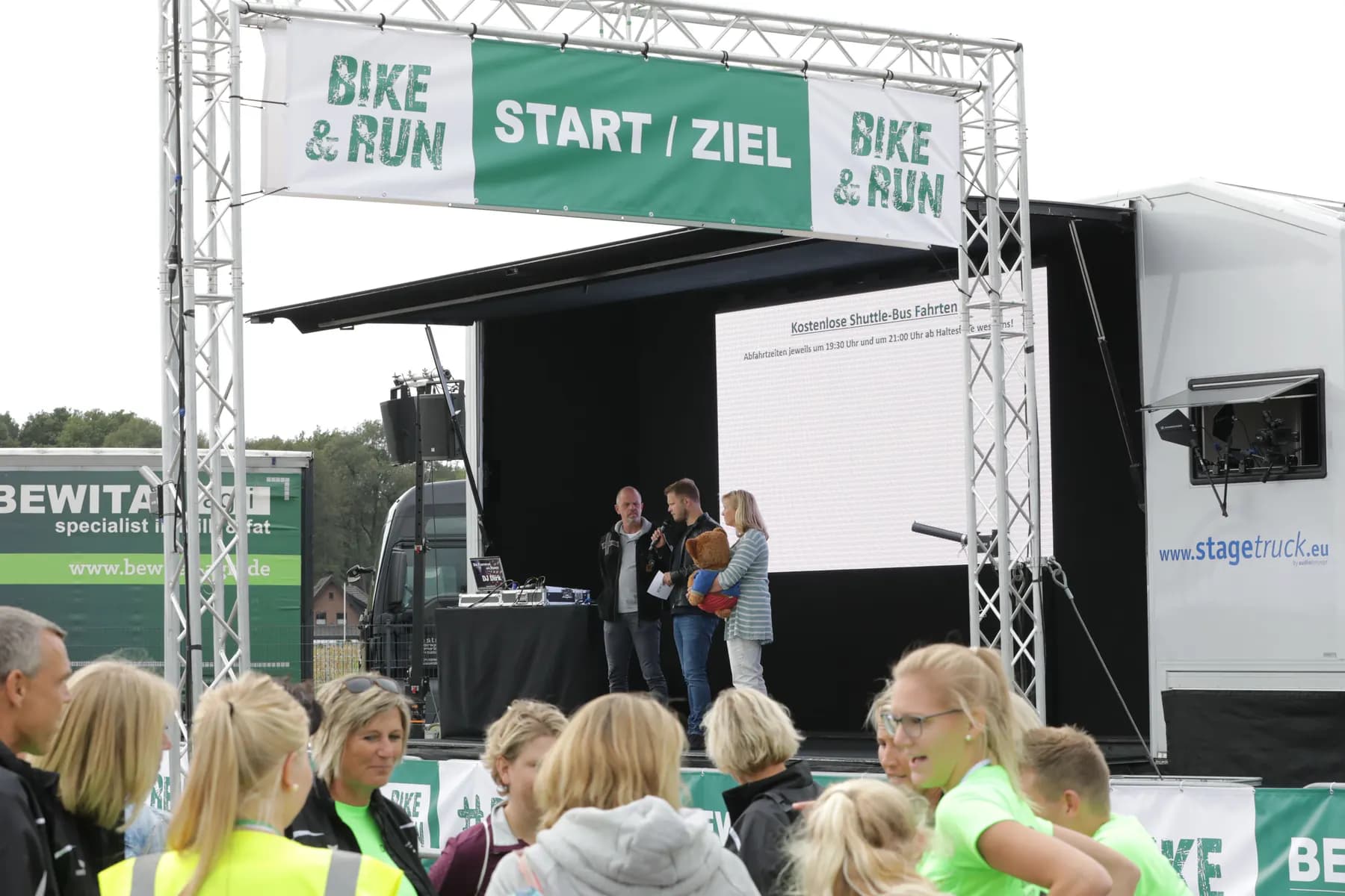 Moderation auf der stagetruck-Bühne beim BEWITAL Bike & Run, Teilnehmende im Vordergrund