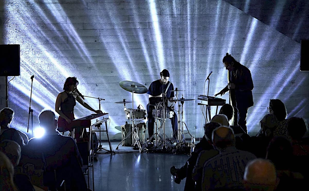 Band auf der Bühne im Lichtkegel beim Münsterland Festival